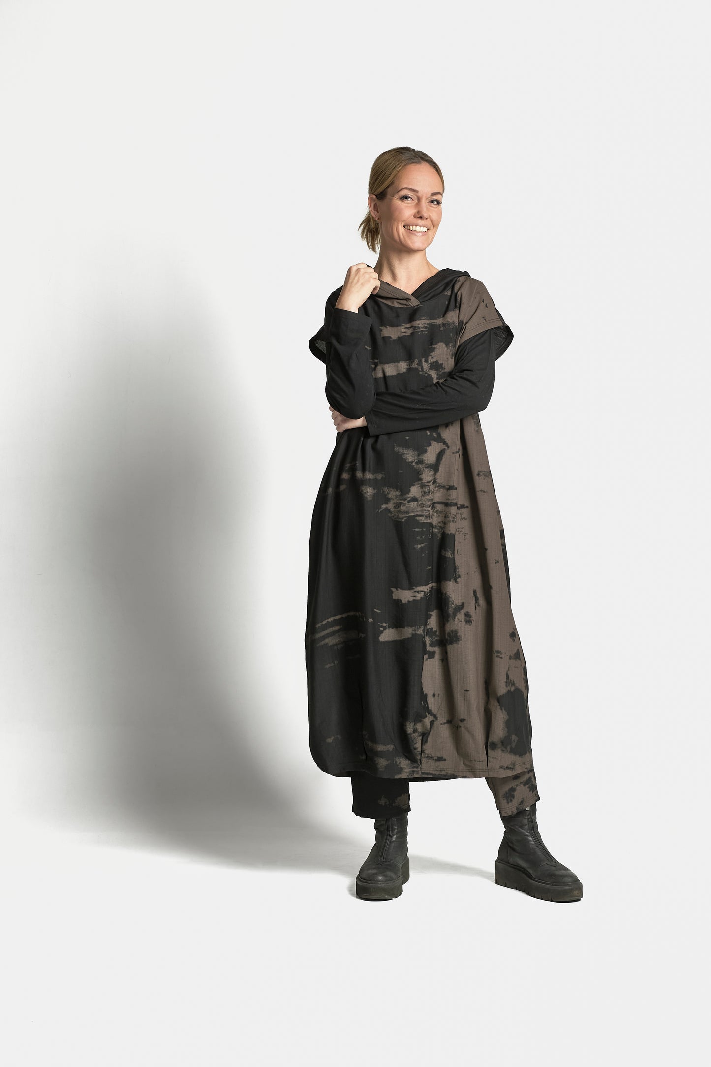PRINT DRESS WITH HOODIE - Black/Brown