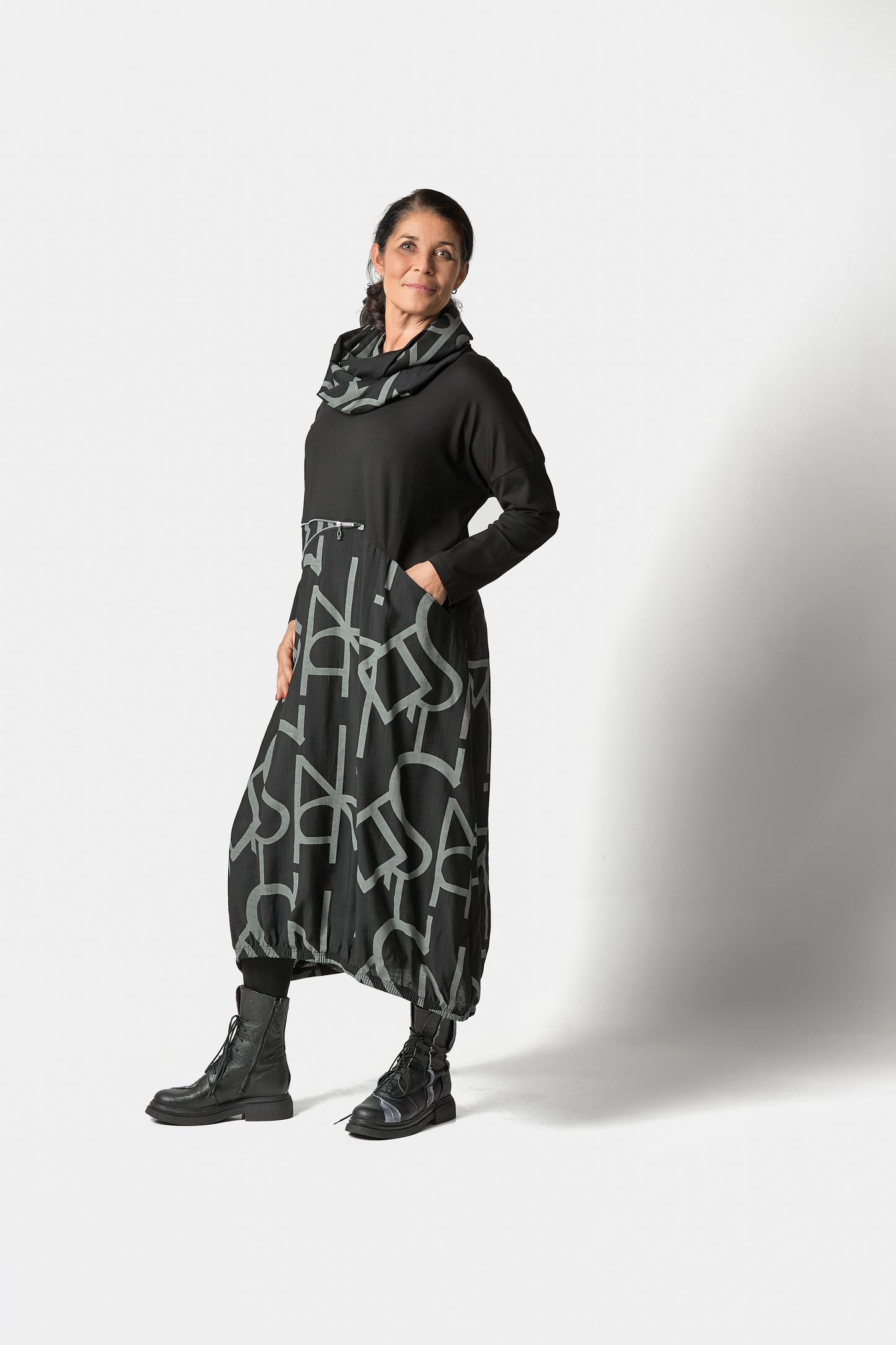 GRAPHIC DRESS WITH ZIPPER DETAIL - Black/Grey