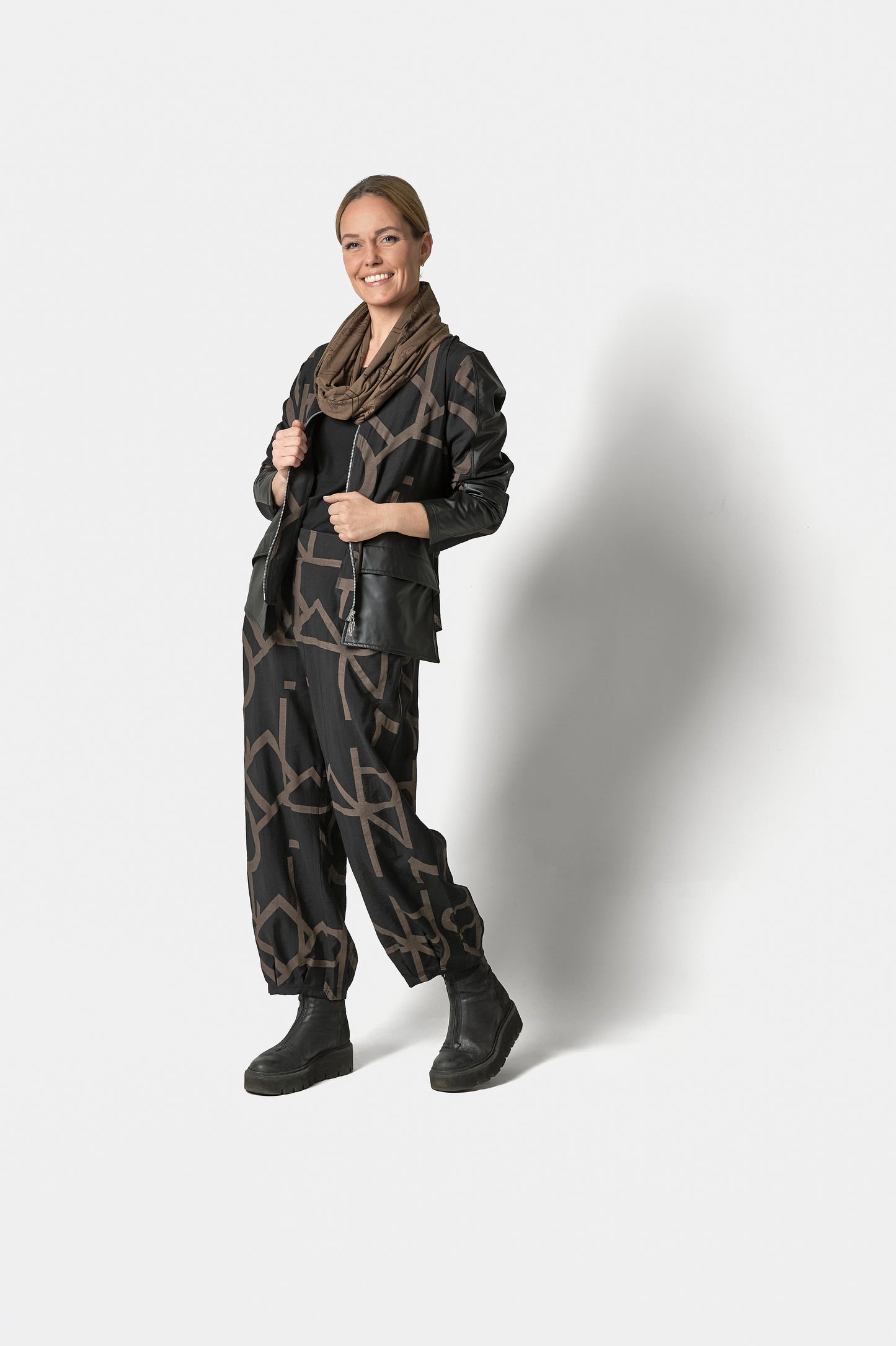 GRAPHIC PANTS - Black/Brown